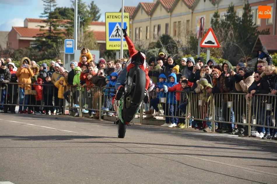 Foto 7 - Los aficionados a las motos disfrutan de los festejos de San Blas junto a una batucada