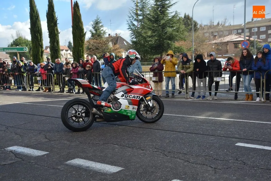 Foto 6 - Los aficionados a las motos disfrutan de los festejos de San Blas junto a una batucada