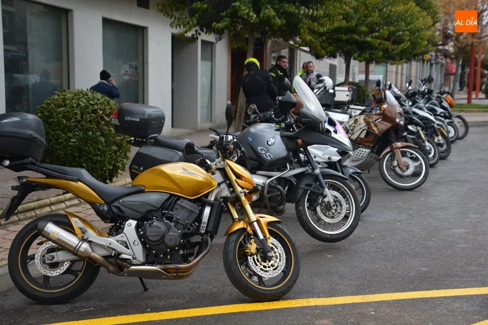 Foto 3 - Los aficionados a las motos disfrutan de los festejos de San Blas junto a una batucada