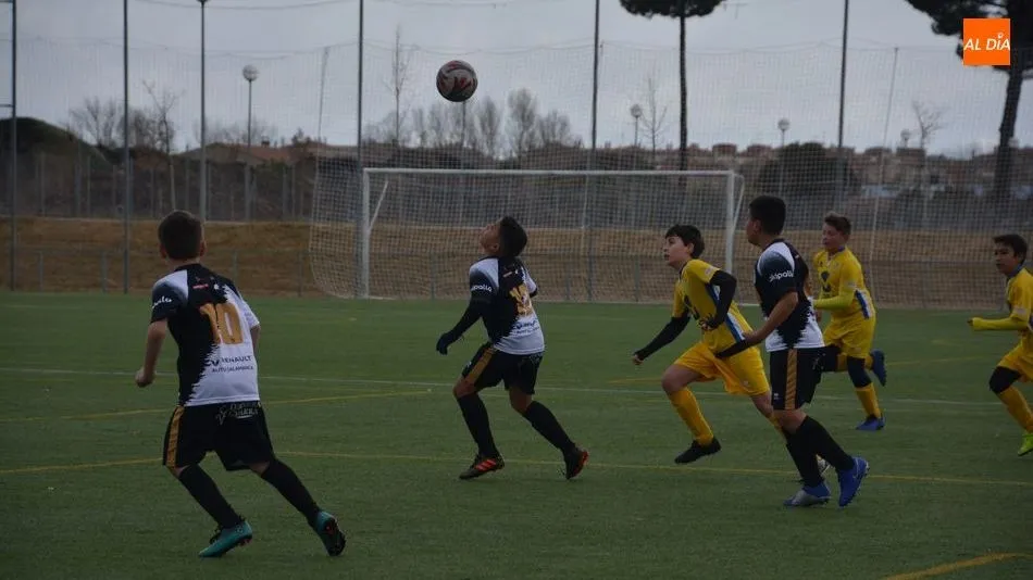 Instantes de un partido del fútbol base provincial / Lydia González