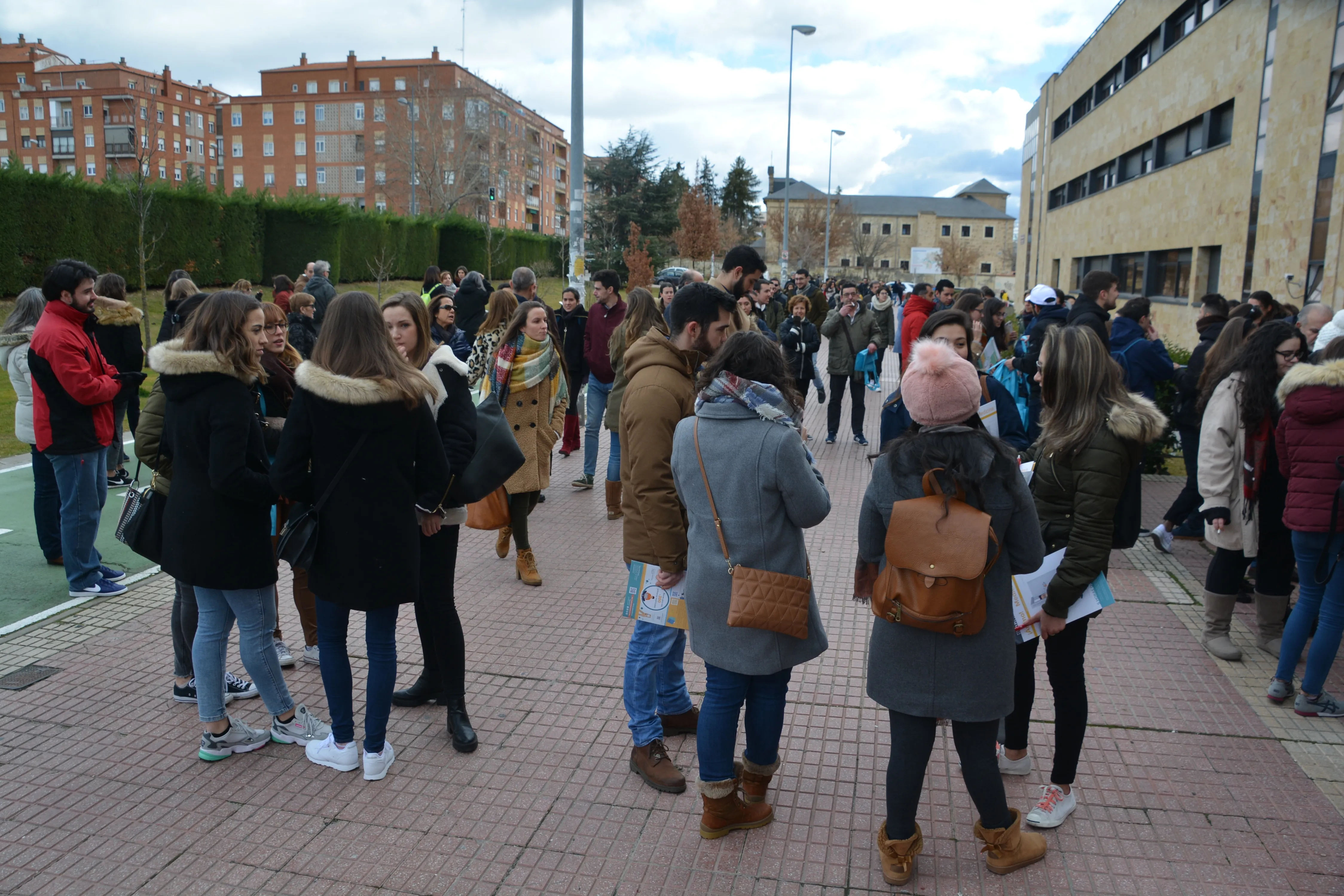 Los aspirantes esperan a las puertas de la Facultad de Derecho / Lydia González