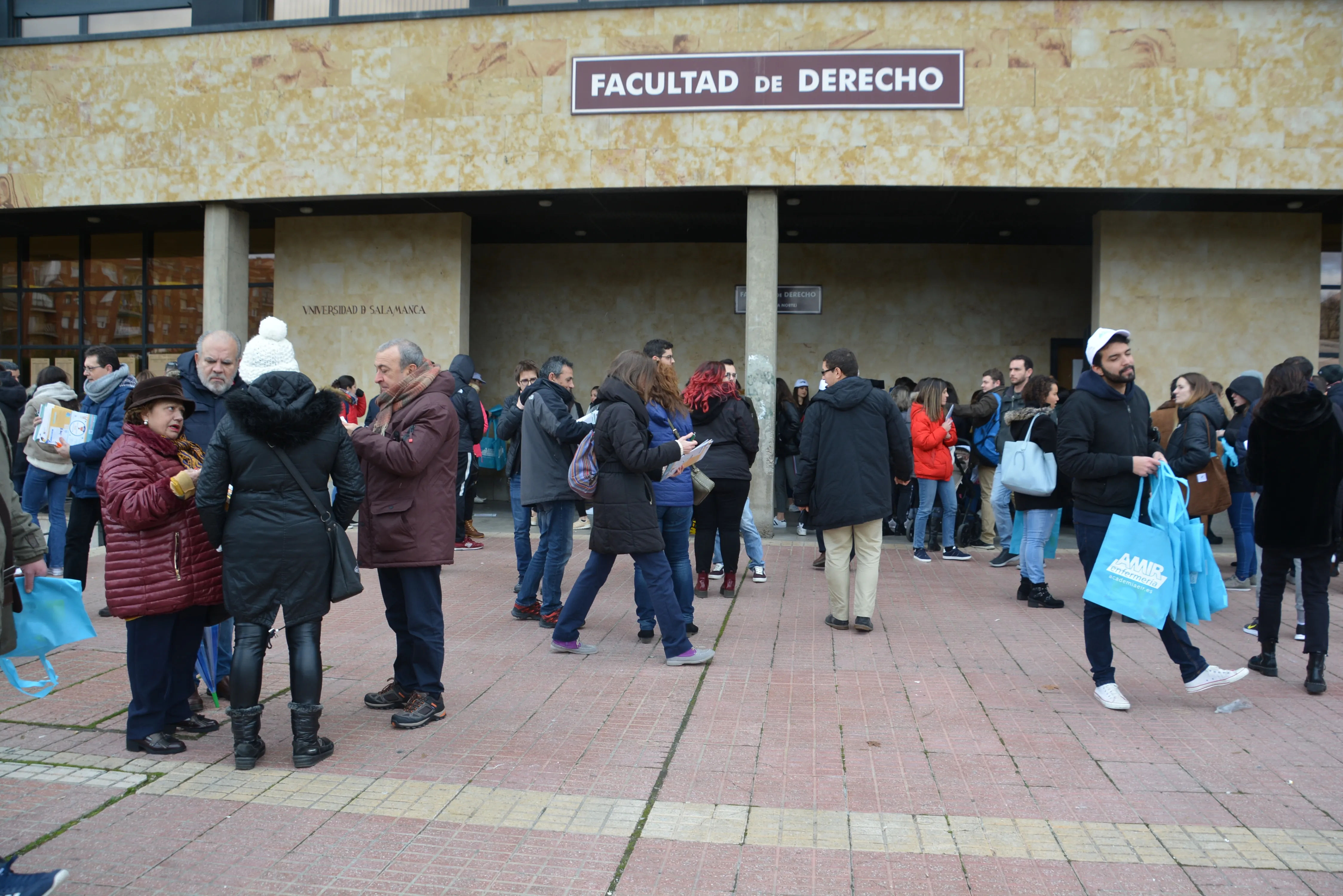 Foto 11 - M&aacute;s de mil personas realizan el MIR en Salamanca