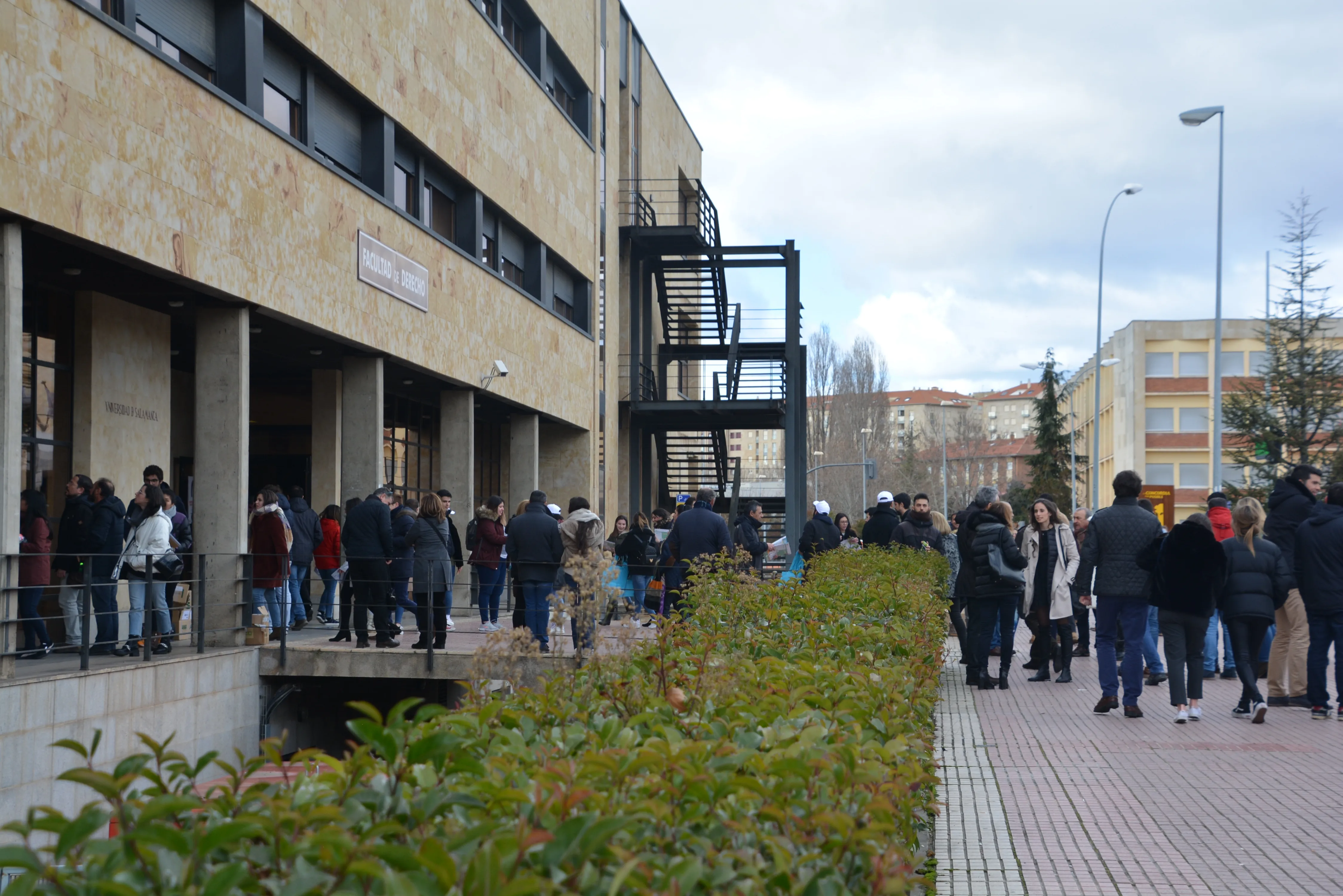 Foto 2 - M&aacute;s de mil personas realizan el MIR en Salamanca