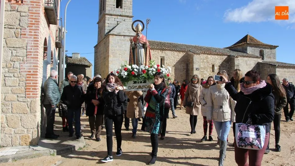 Numerosos vecinos acompañaron a San Blas en su recorrido por las calles de Corporario / MARIBEL