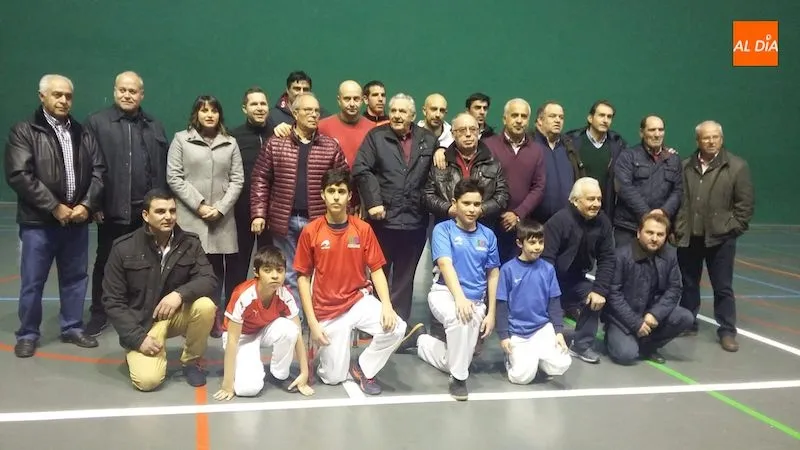 Representantes del club, de la Diputación y jugadores