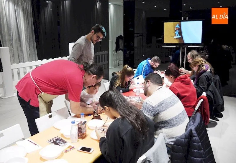 Participantes en los talleres de pintado de figuras