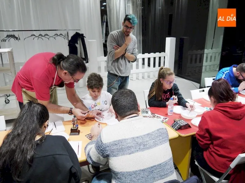 Foto 6 - Concluyen los talleres de pintado de figuras impartidos por Ricardo G. N&uacute;&ntilde;ez