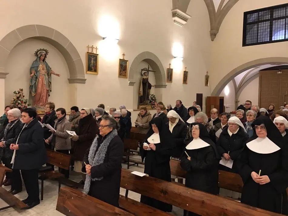 Foto 5 - El Administrador Apost&oacute;lico preside la renovaci&oacute;n de la consagraci&oacute;n de las religiosas...