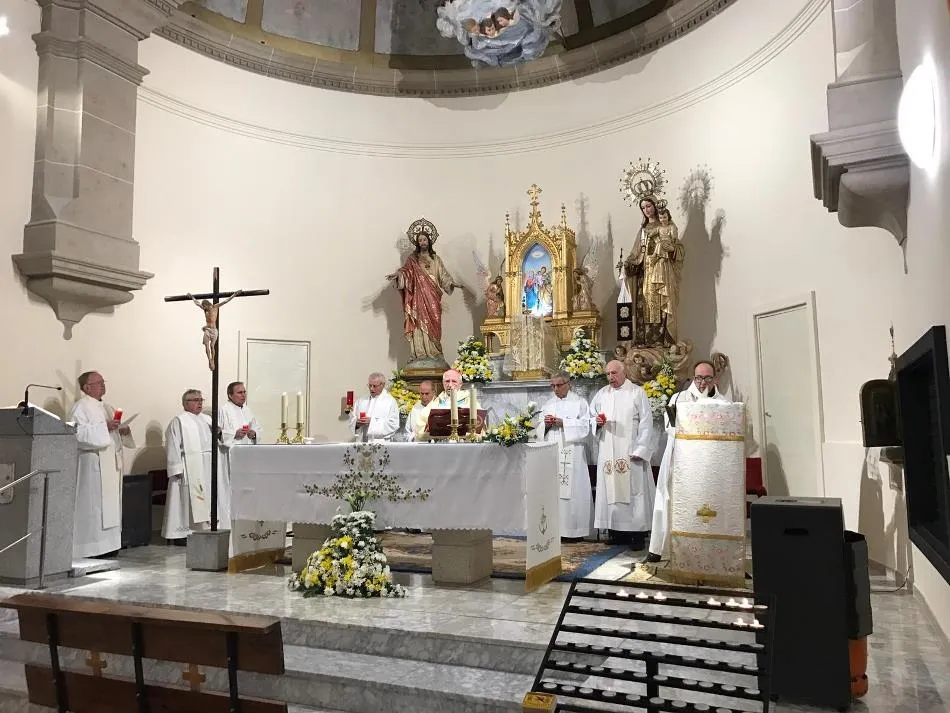 Foto 3 - El Administrador Apost&oacute;lico preside la renovaci&oacute;n de la consagraci&oacute;n de las religiosas...
