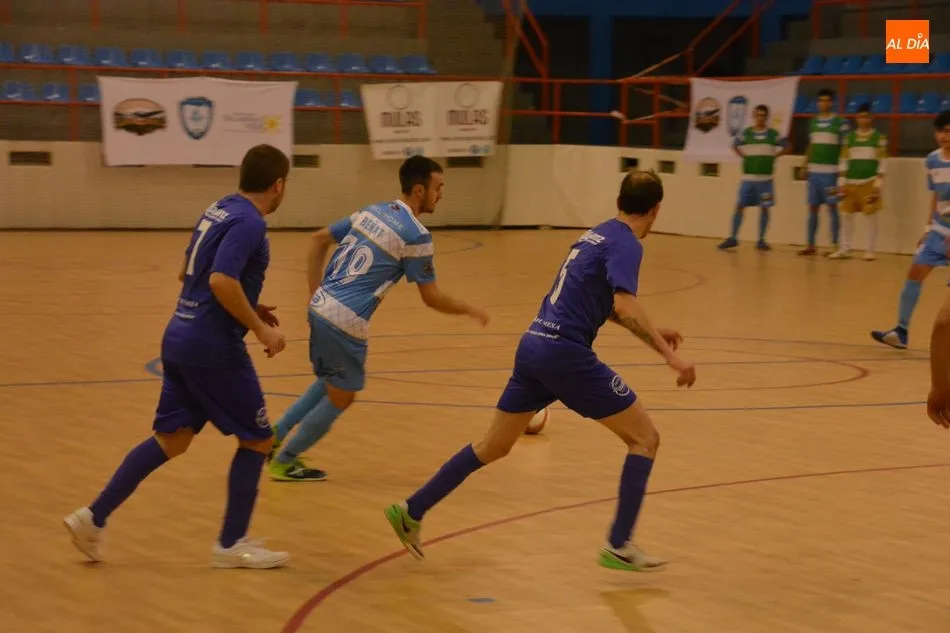 Foto 5 - El Salamanca FS se deja dos puntos tras un gol del Medinense en el &uacute;ltimo segundo (3-3)