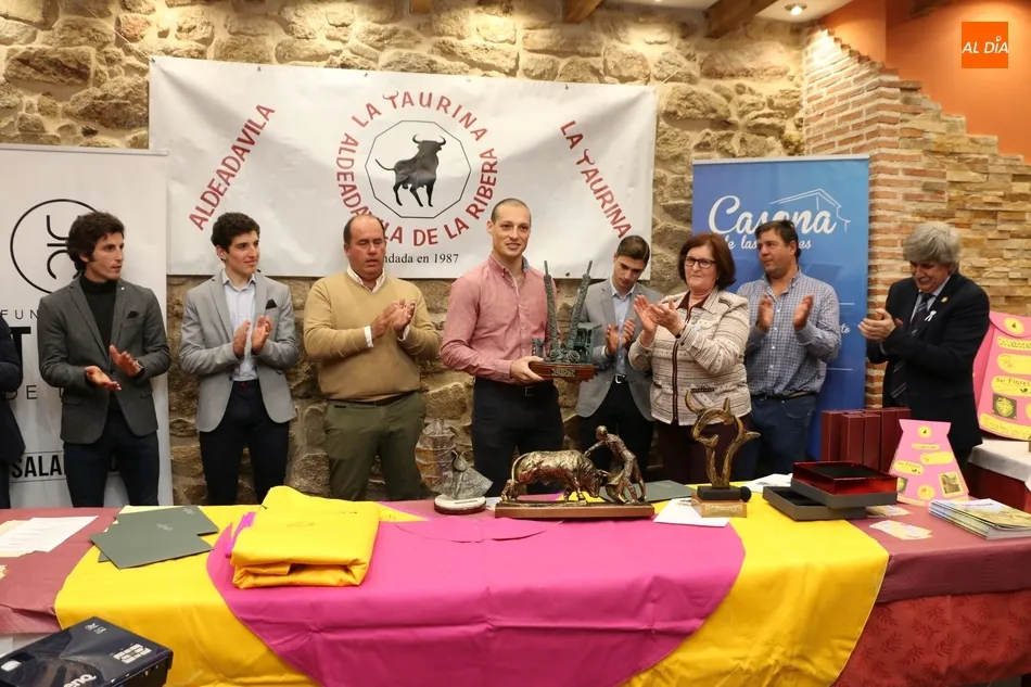 Foto 11 - Valrubio aumenta su vitrina de trofeos con la Menci&oacute;n Especial de la Pe&ntilde;a La Taurina de...