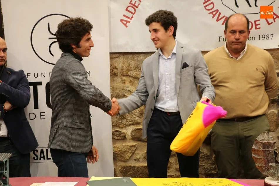 Foto 7 - Valrubio aumenta su vitrina de trofeos con la Menci&oacute;n Especial de la Pe&ntilde;a La Taurina de...