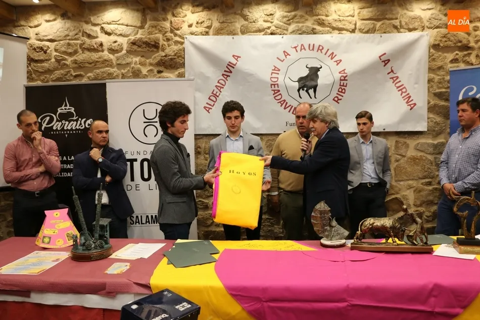 Foto 6 - Valrubio aumenta su vitrina de trofeos con la Menci&oacute;n Especial de la Pe&ntilde;a La Taurina de...