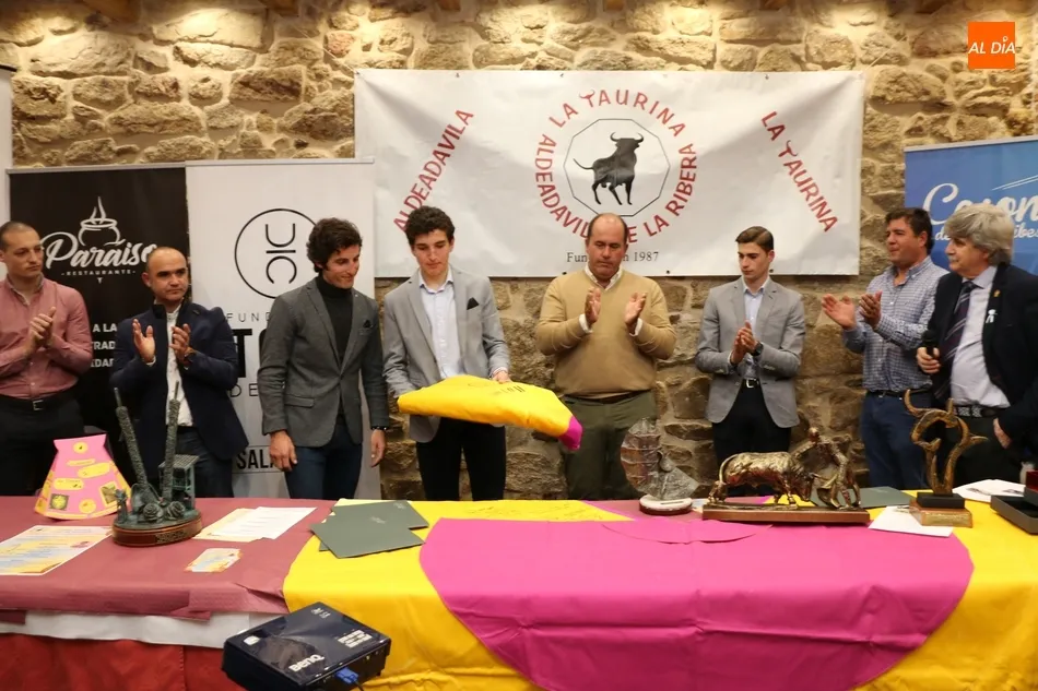 Foto 5 - Valrubio aumenta su vitrina de trofeos con la Menci&oacute;n Especial de la Pe&ntilde;a La Taurina de...