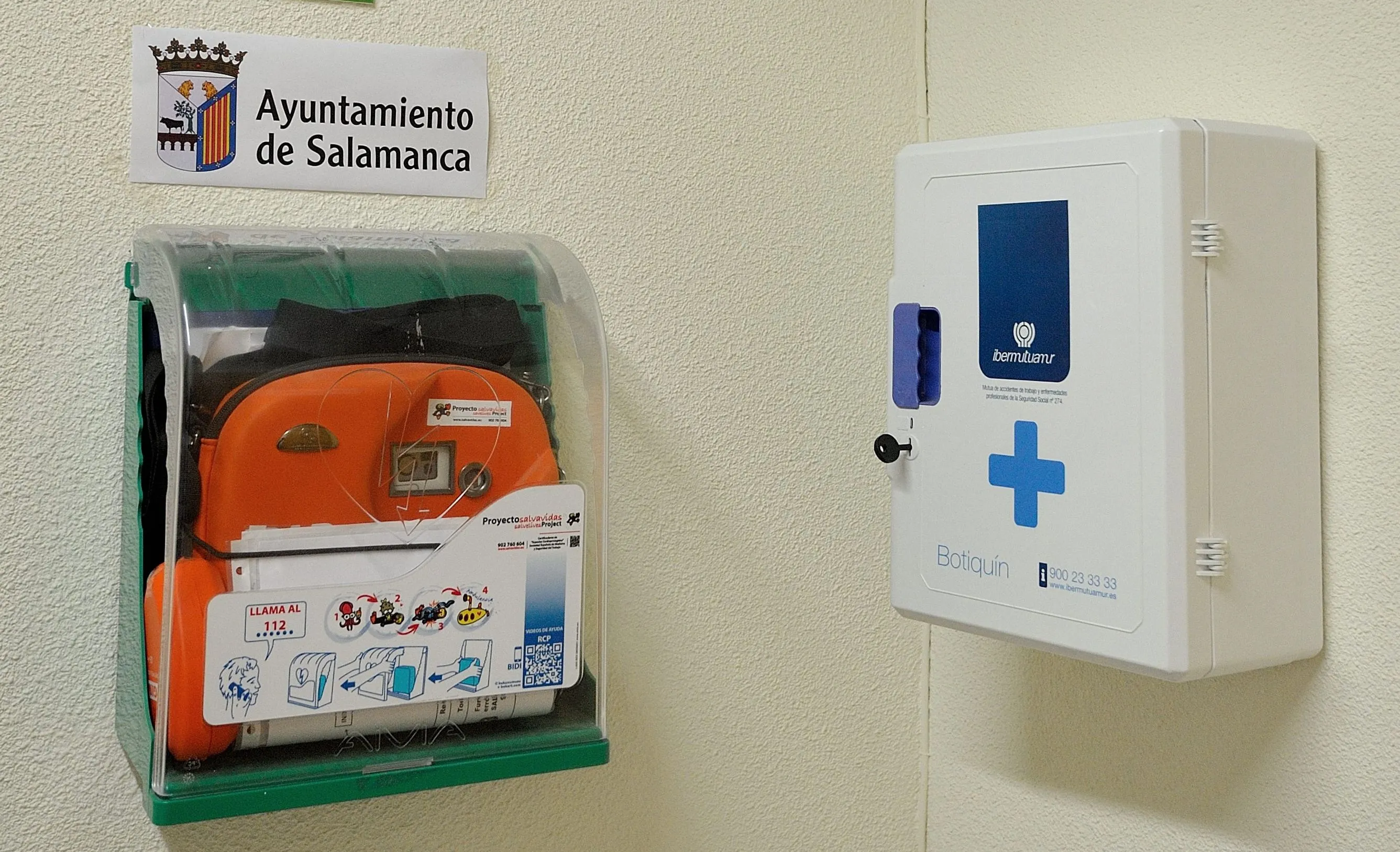 Uno de los desfibriladores situados en uno de los edificios del Ayuntamiento de Salamanca