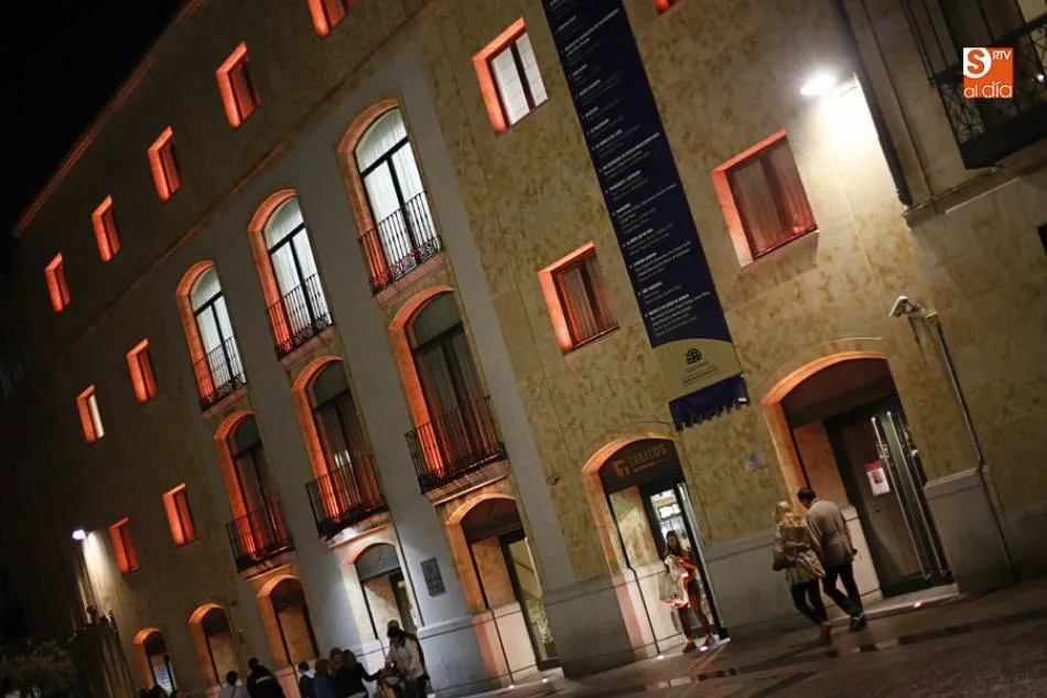Iluminación de la fachada del Teatro Liceo