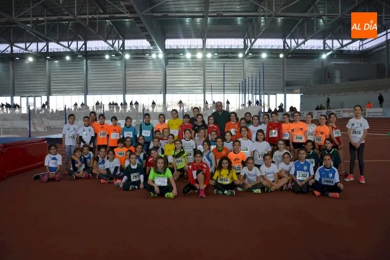 Atletas participantes junto a Jesús María Ortiz, diputado de Deportes/ Fotos: Lydia González