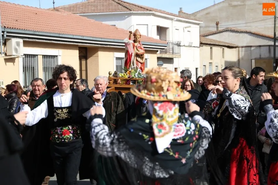 El grupo Manantial baila en la procesión