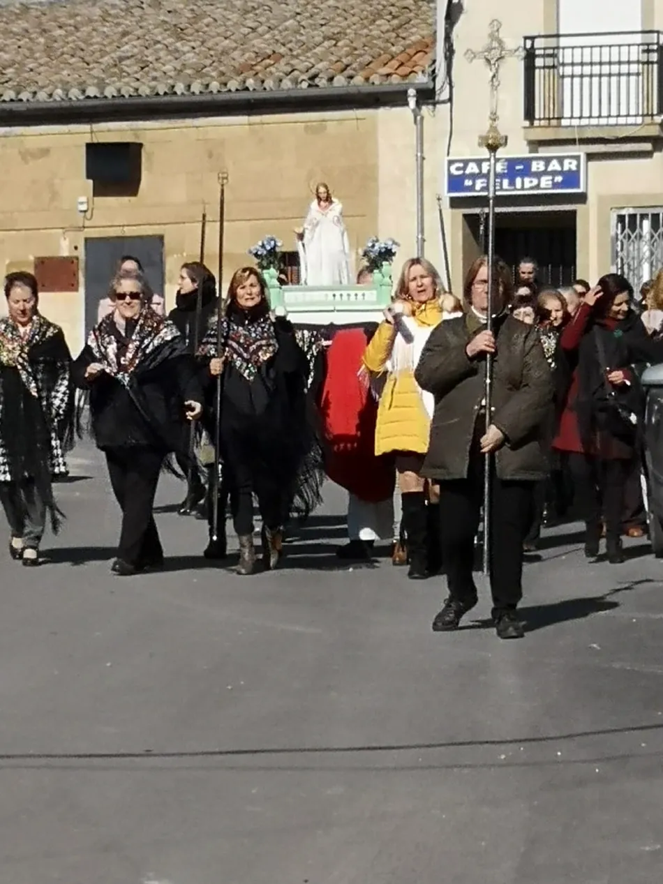 Foto 9 - Las mujeres de Villoruela honran a Santa &Aacute;gueda