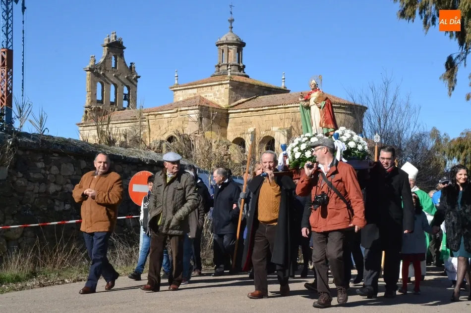 Multitudinaria asistencia al histórico estreno de la nueva era de San Blas fuera de La Caridad  
