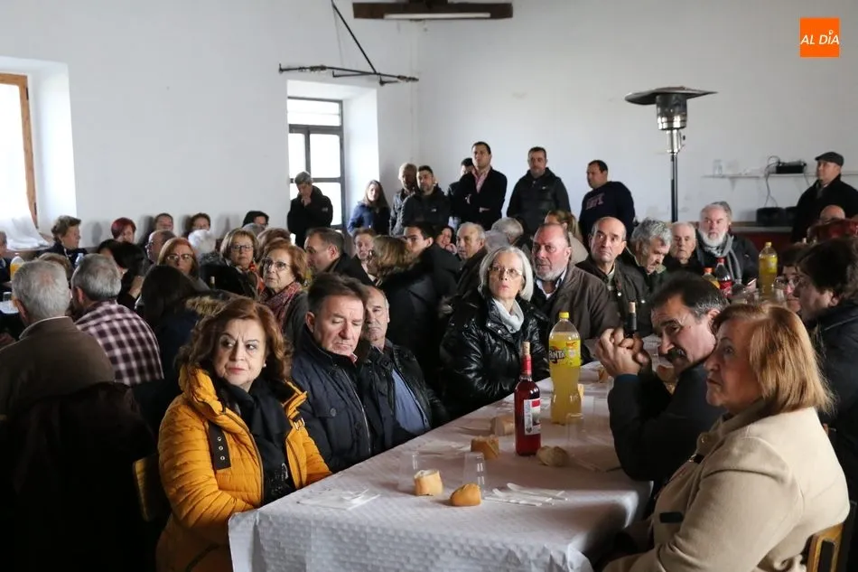 Foto 9 - Los vecinos de Peralejos de Abajo ya est&aacute;n bajo la protecci&oacute;n de las gargantillas de San Blas&nbsp;
