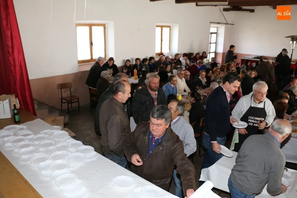 Foto 3 - Los vecinos de Peralejos de Abajo ya est&aacute;n bajo la protecci&oacute;n de las gargantillas de San Blas&nbsp;