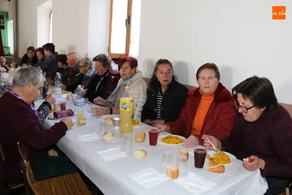 Foto 2 - Los vecinos de Peralejos de Abajo ya est&aacute;n bajo la protecci&oacute;n de las gargantillas de San Blas&nbsp;