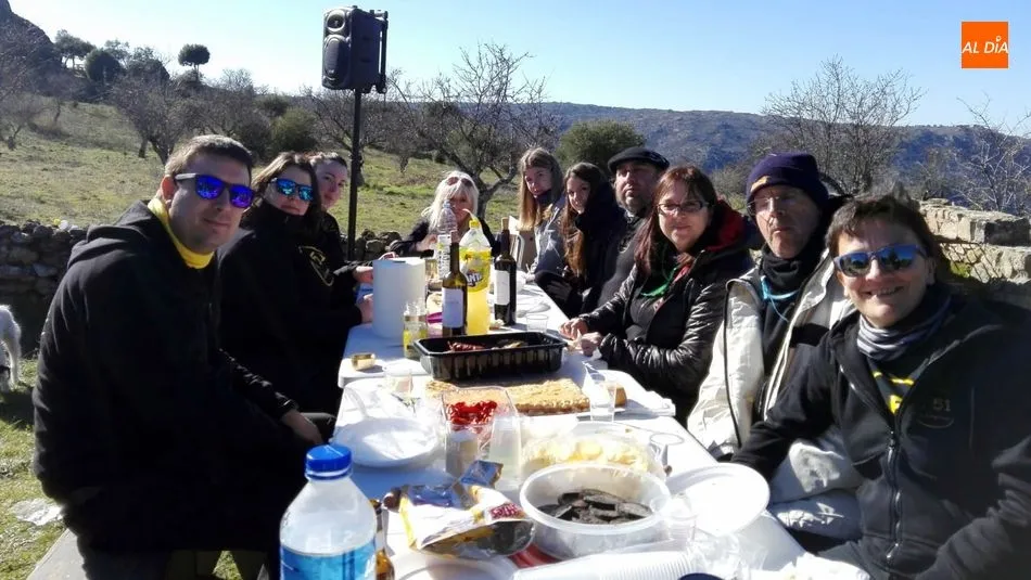 Foto 10 - Los vecinos de La Fregeneda cumplen la tradici&oacute;n de salir al campo a comer el hornazo por San Blas