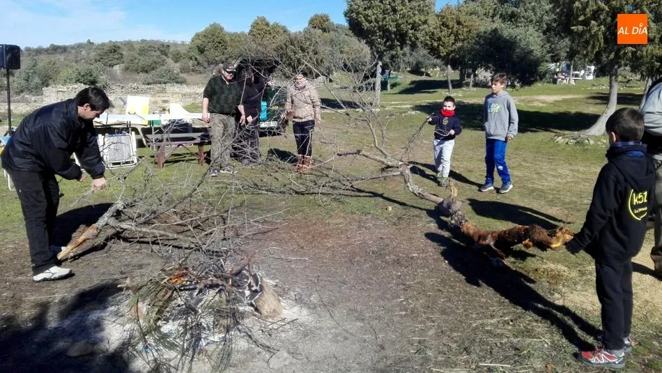 Foto 8 - Los vecinos de La Fregeneda cumplen la tradici&oacute;n de salir al campo a comer el hornazo por San Blas