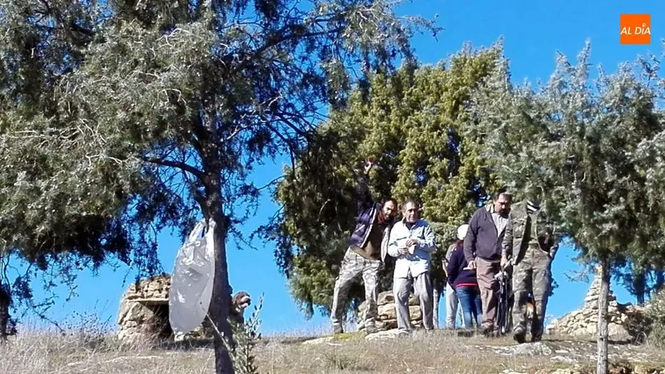 Foto 7 - Los vecinos de La Fregeneda cumplen la tradici&oacute;n de salir al campo a comer el hornazo por San Blas