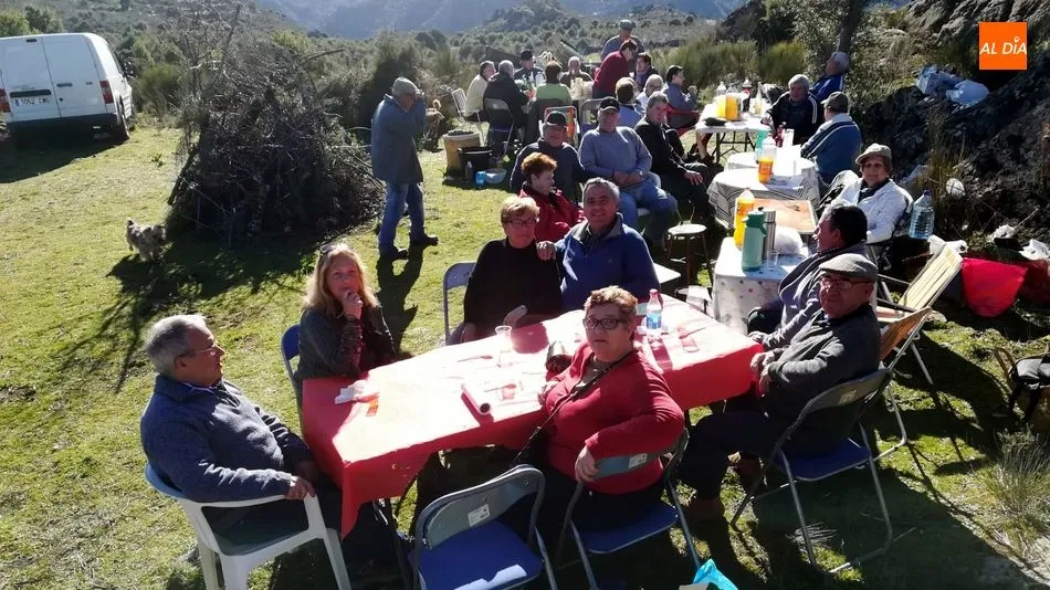 Foto 6 - Los vecinos de La Fregeneda cumplen la tradici&oacute;n de salir al campo a comer el hornazo por San Blas