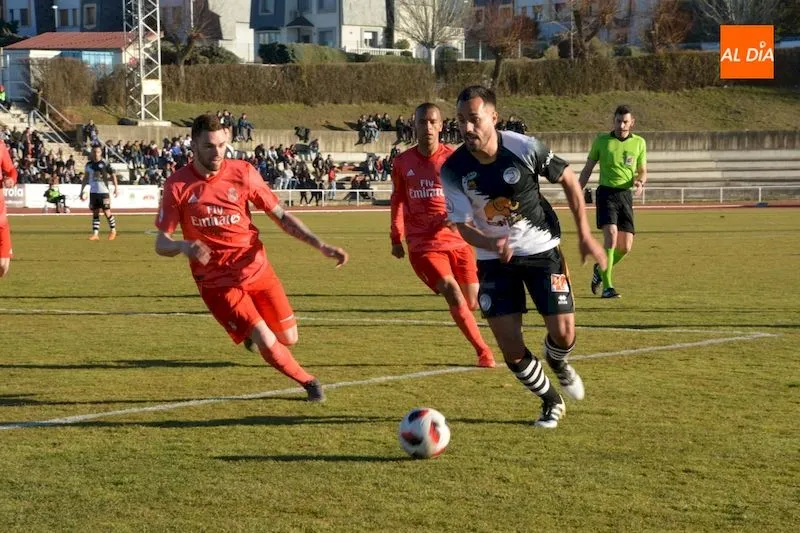 Ayoze es presionado por dos rivales madridistas / Lydia González