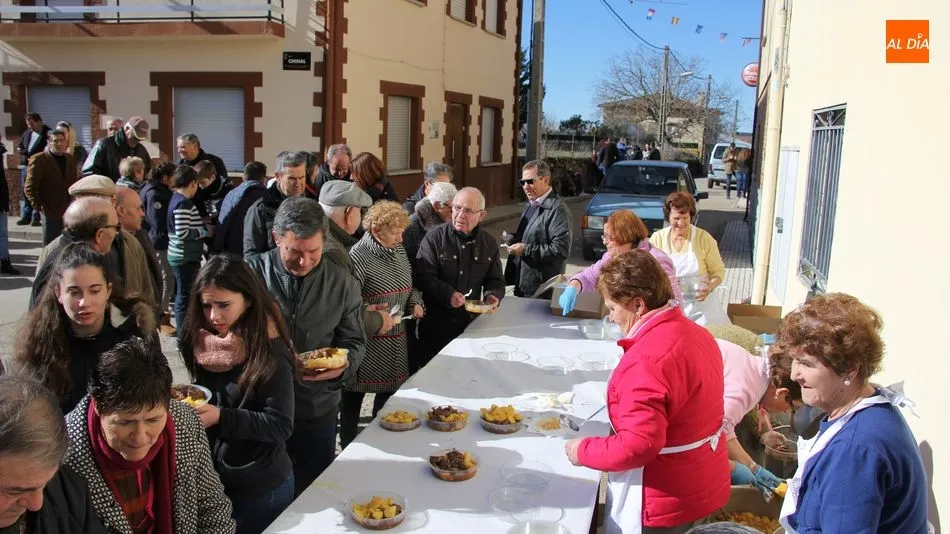 A la degustación de carne de vaquilla y jabalí seguirá esta tarde una actuación de canción española y los tamborileros de Aldeadávila