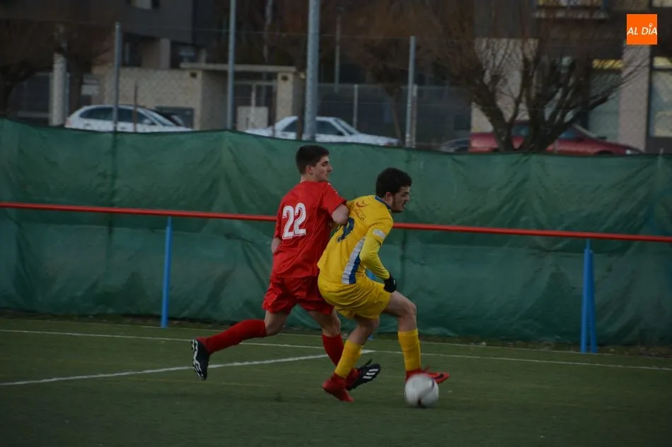 Foto 10 - El Navega no falla y sigue l&iacute;der tras ganar al Jai Alai (2-0)