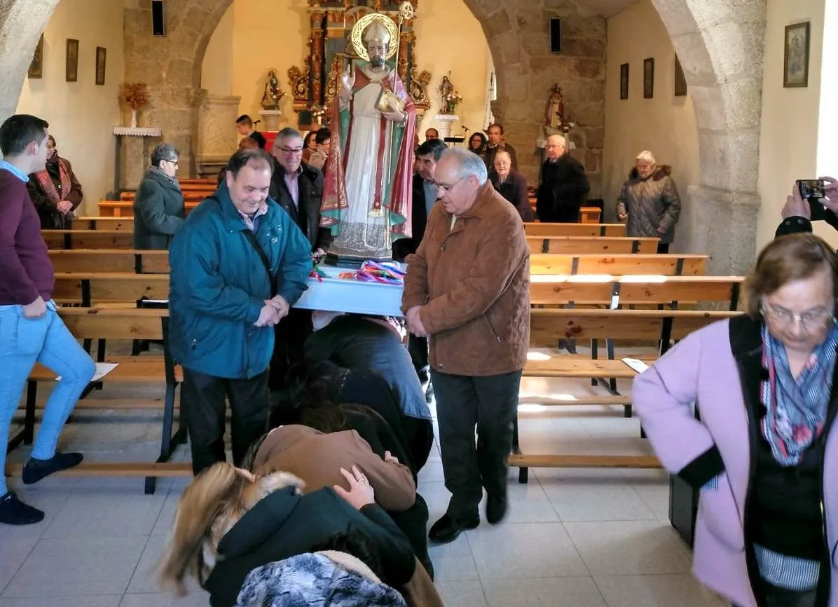 San Blas bendice a los vecinos de Serranillo pasando por encima de cada uno  