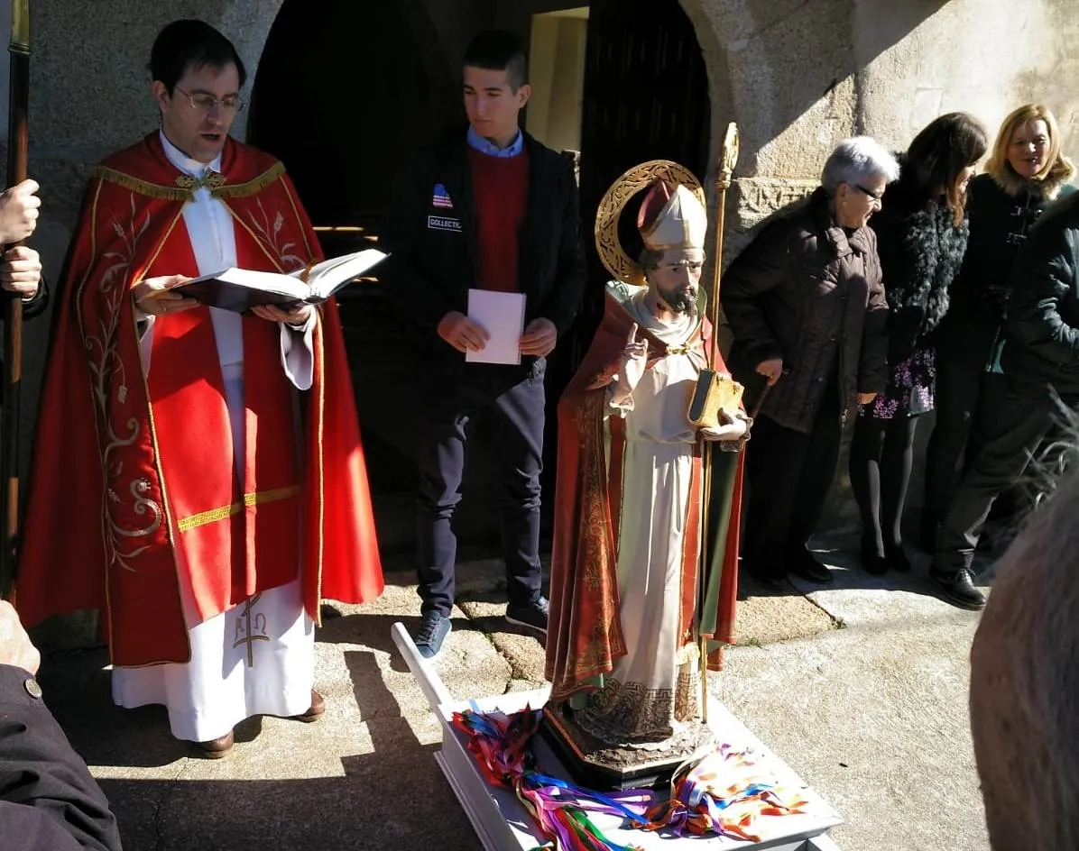 Foto 4 - San Blas bendice a los vecinos de Serranillo pasando por encima de cada uno  