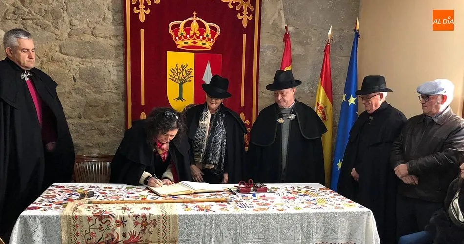 Foto 5 - Mar&iacute;a del Mar Borrego y Jos&eacute; Gonz&aacute;lez reciben la medalla de San Blas