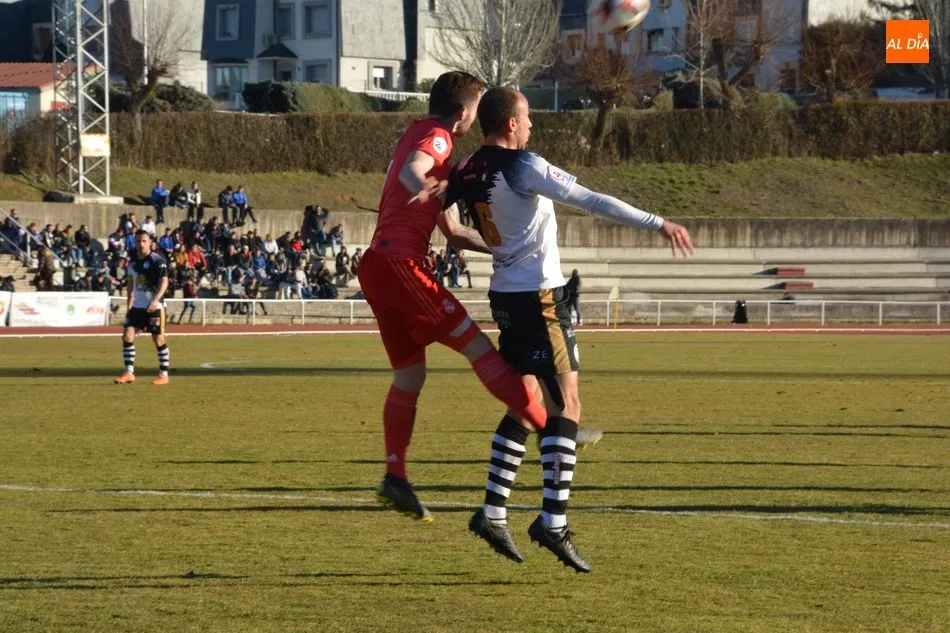 Llano pelea un balón / Lydia González