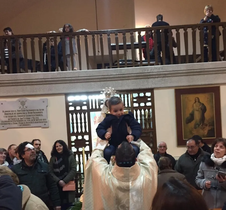 Foto 3 - Presentados a la Virgen los beb&eacute;s reci&eacute;n nacidos de La Fuente  