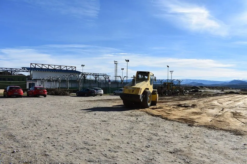El primer paso es el allanamiento del terreno para su posterior asfaltado