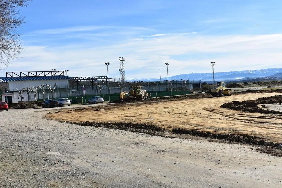 Foto 5 - El Ayuntamiento de Guijuelo inicia el asfaltado del aparcamiento del estadio Municipal