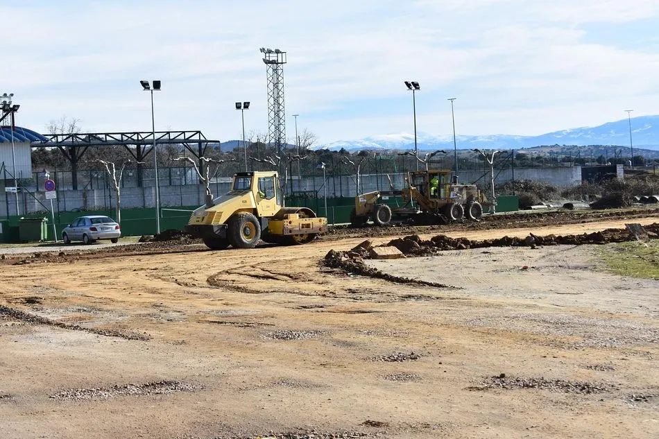 Foto 4 - El Ayuntamiento de Guijuelo inicia el asfaltado del aparcamiento del estadio Municipal