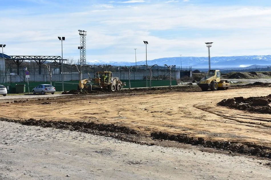 Foto 3 - El Ayuntamiento de Guijuelo inicia el asfaltado del aparcamiento del estadio Municipal