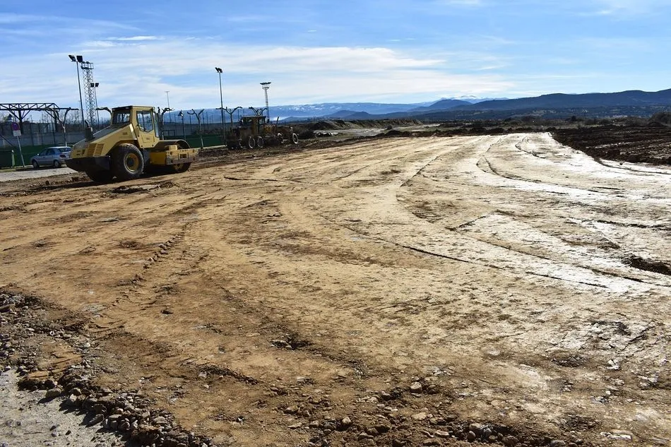 Foto 2 - El Ayuntamiento de Guijuelo inicia el asfaltado del aparcamiento del estadio Municipal