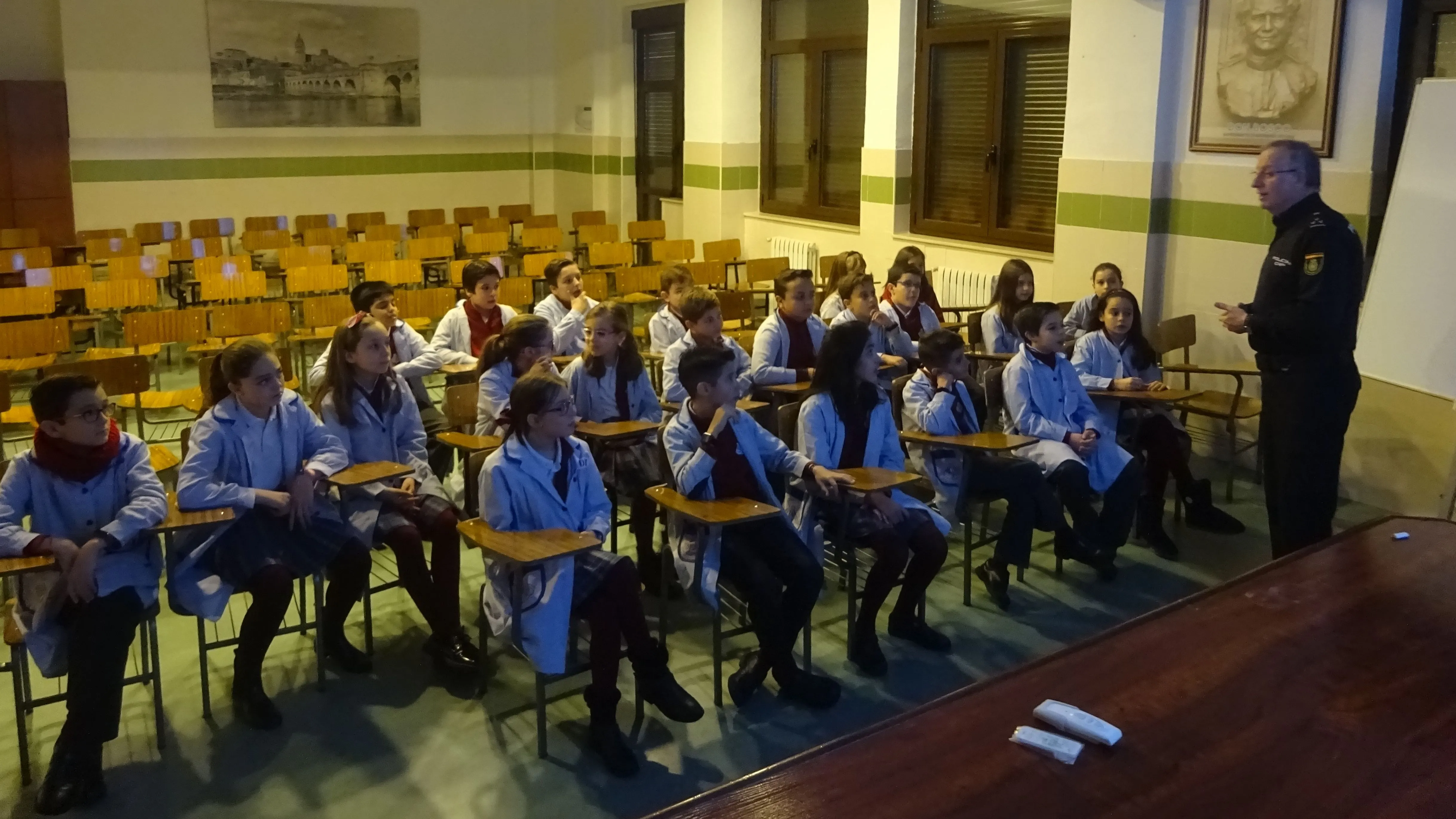 Un agente de la Policía Local informa a los alumnos sobre los riesgos en internet