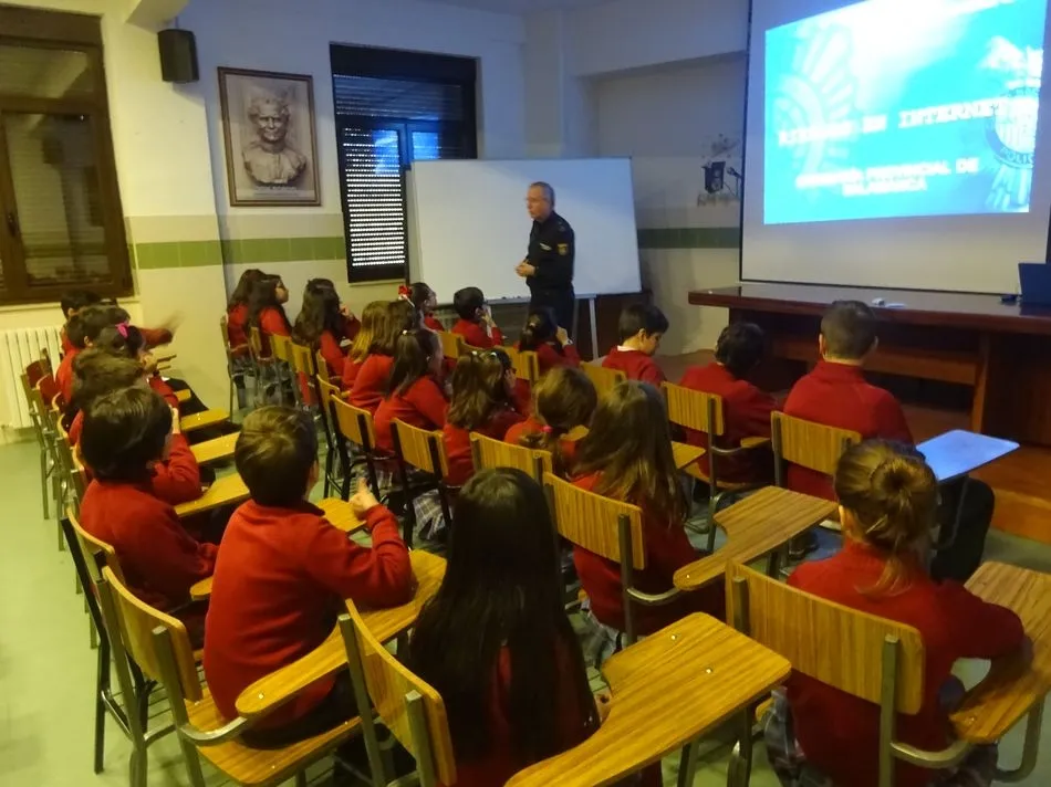 Foto 4 - Los alumnos del Colegio San Juan Bosco conocen los riesgos del uso de las redes sociales