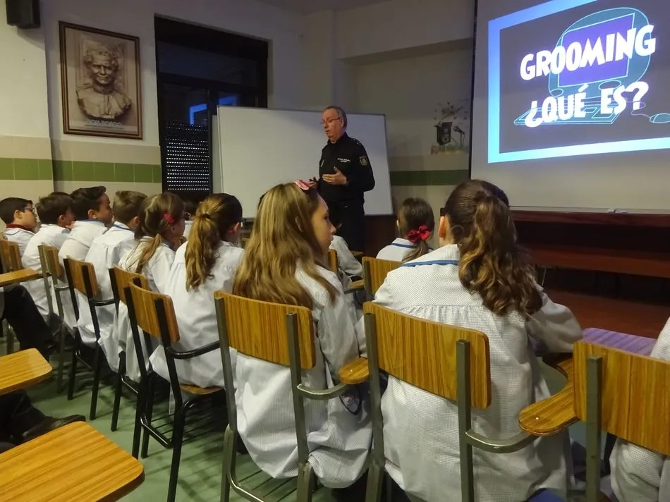 Foto 3 - Los alumnos del Colegio San Juan Bosco conocen los riesgos del uso de las redes sociales