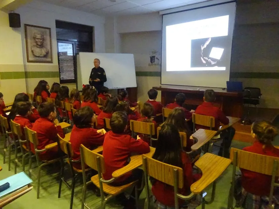 Foto 2 - Los alumnos del Colegio San Juan Bosco conocen los riesgos del uso de las redes sociales