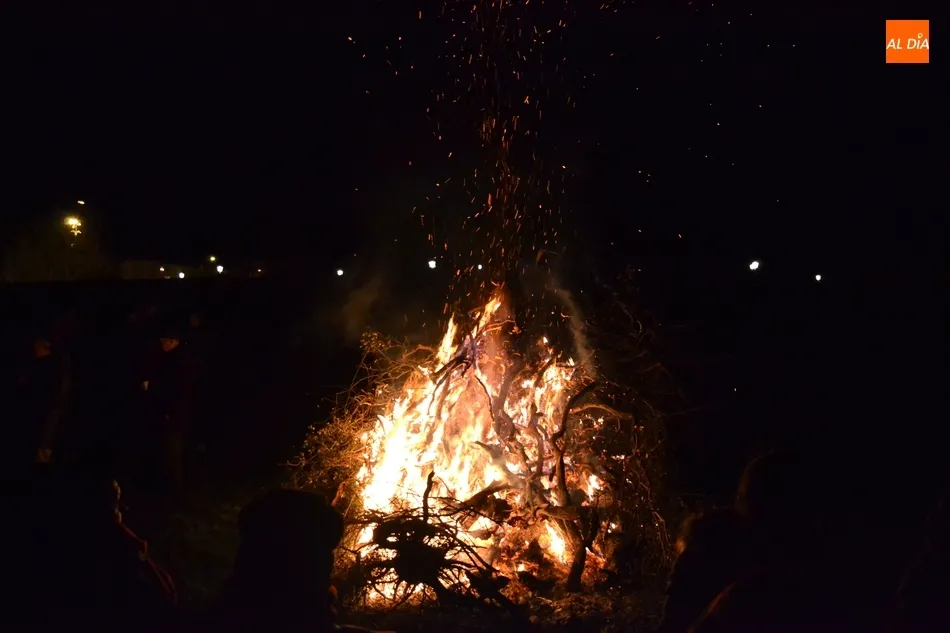 Foto 11 - La hoguera de las &Aacute;guedas cierra el ciclo precarnavalero en torno al fuego  