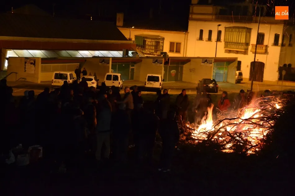 Foto 9 - La hoguera de las &Aacute;guedas cierra el ciclo precarnavalero en torno al fuego  